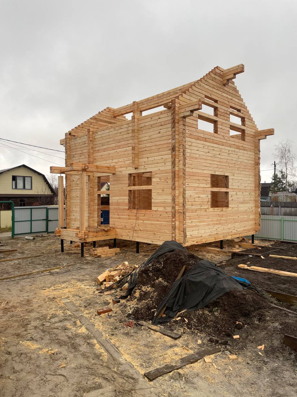 Дом из бруса на свайном фундаменте